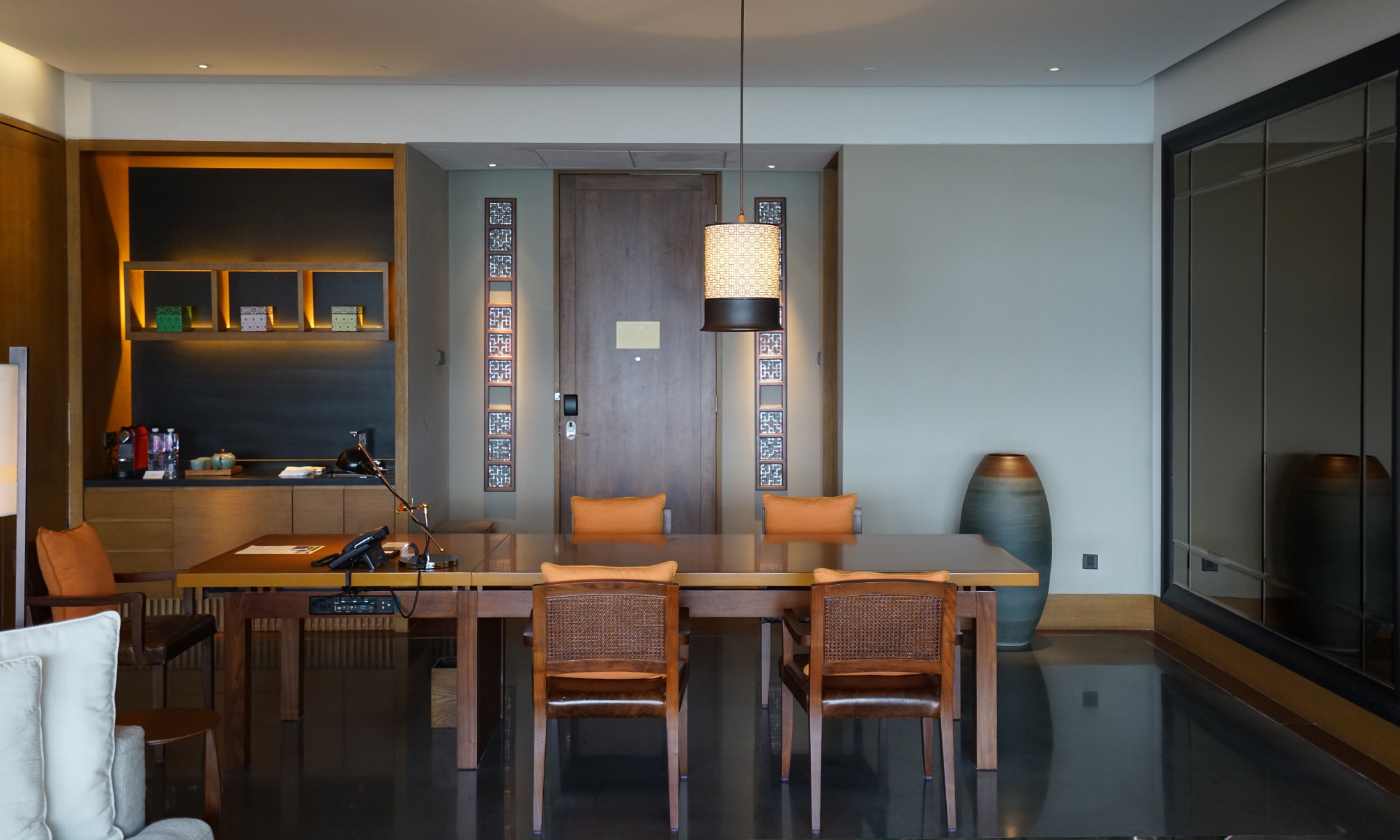 實(shí)木家具開裂怎么辦？保養(yǎng)實(shí)木定制訣竅很重要